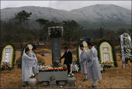 8의사 묘역 제단에 차려진 음식 앞에 제관들이 제례를 지낼 준비를 하고 있다. 